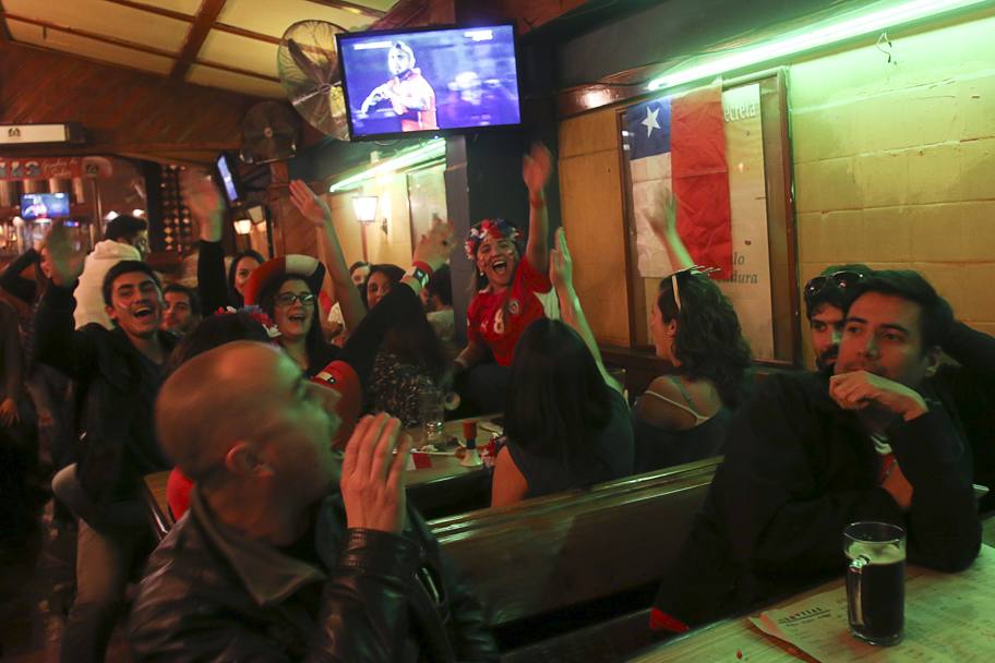 ... esultano i tifosi cileni in questo locale di Santiago (Action Images)